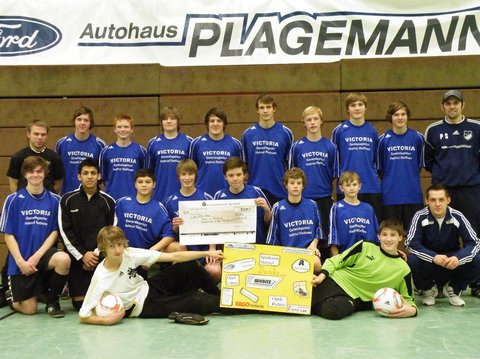 Die B-Jugend Mannschaft des SC Hörstel ist stolz auf das Ergebnis des Turniers: Sie sammelten insgesamt 800 Euro für krebskranke Kinder. spendenturnier